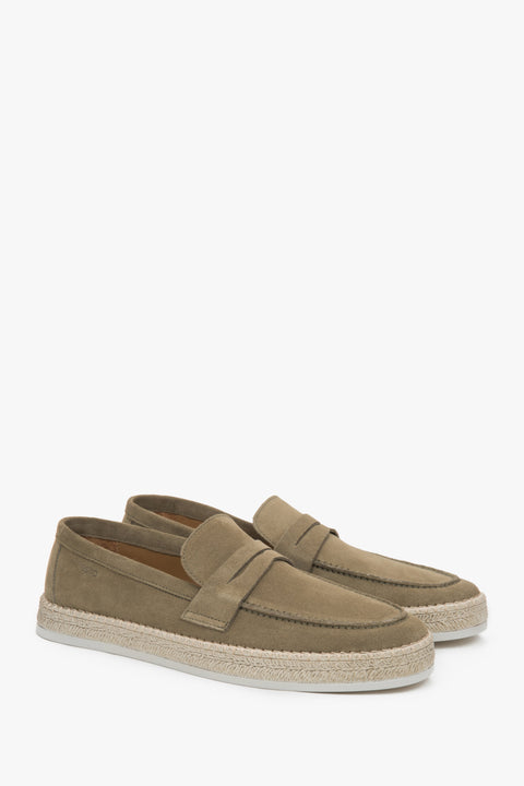 Diese exklusiven Slip-ons aus Premium-Velours vereinen Eleganz und Komfort – ideal für stilbewusste Männer, die Qualität schätzen. Estro ER00117030