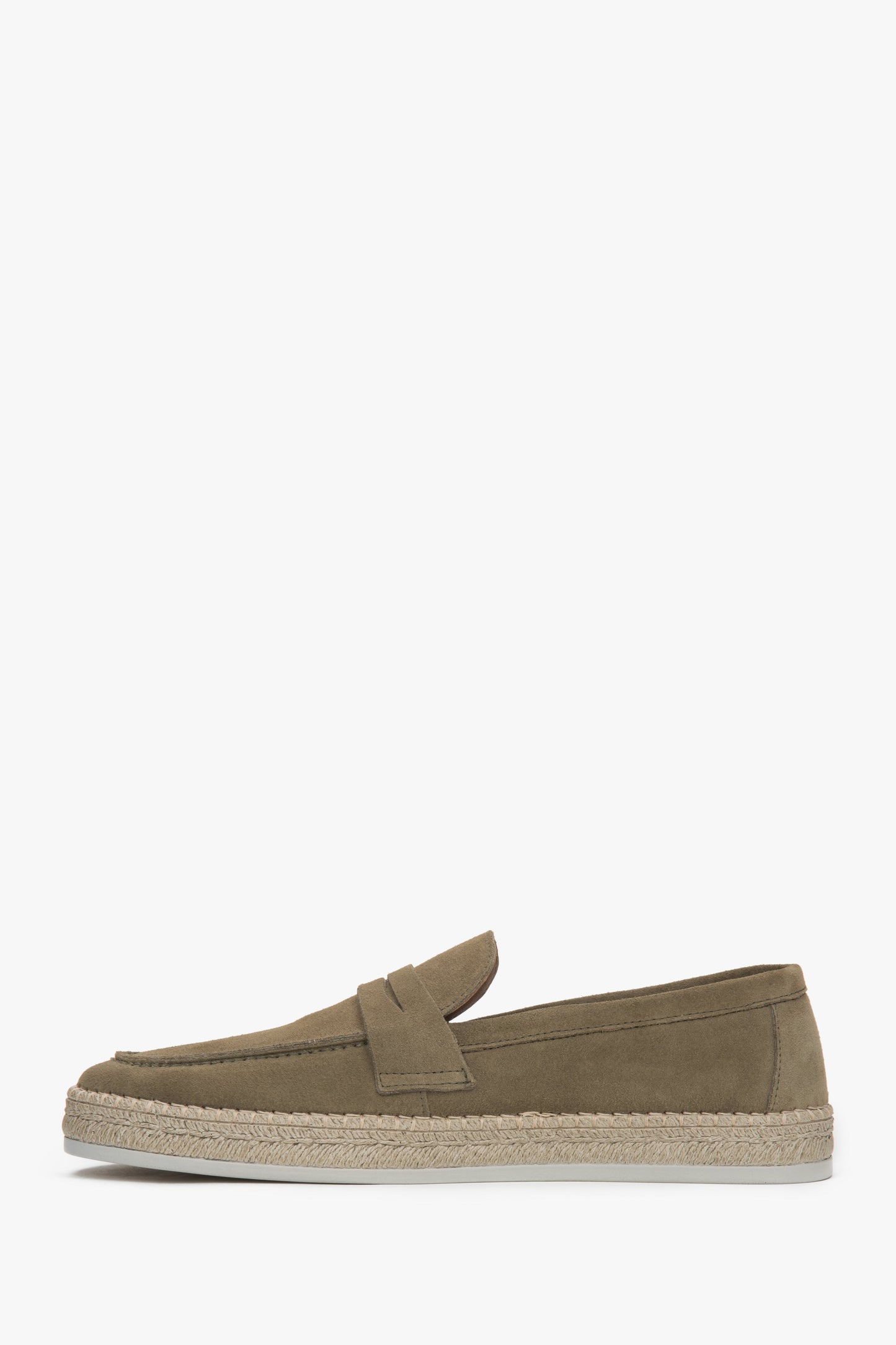 Italienisches Design trifft auf Funktion: Diese Mokassins in Khaki überzeugen durch ihre edlen Materialien und die geflochtene Sohlenverzierung. Estro ER00117030