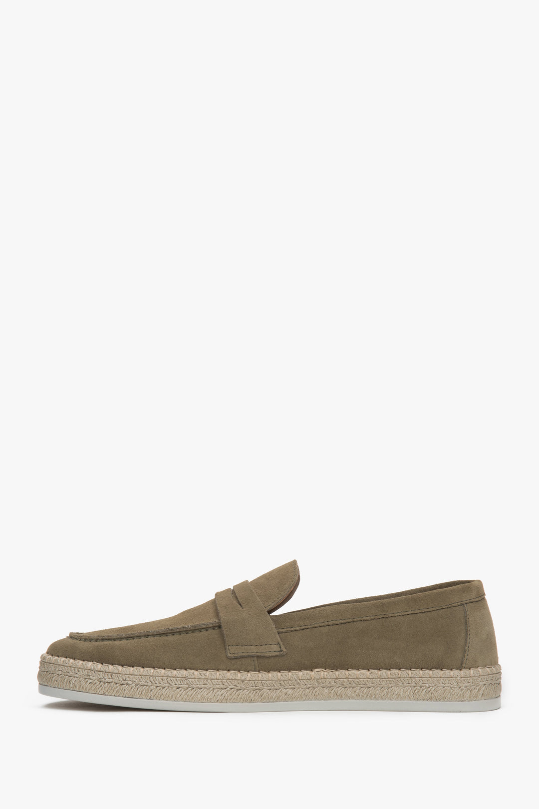 Italienisches Design trifft auf Funktion: Diese Mokassins in Khaki überzeugen durch ihre edlen Materialien und die geflochtene Sohlenverzierung. Estro ER00117030