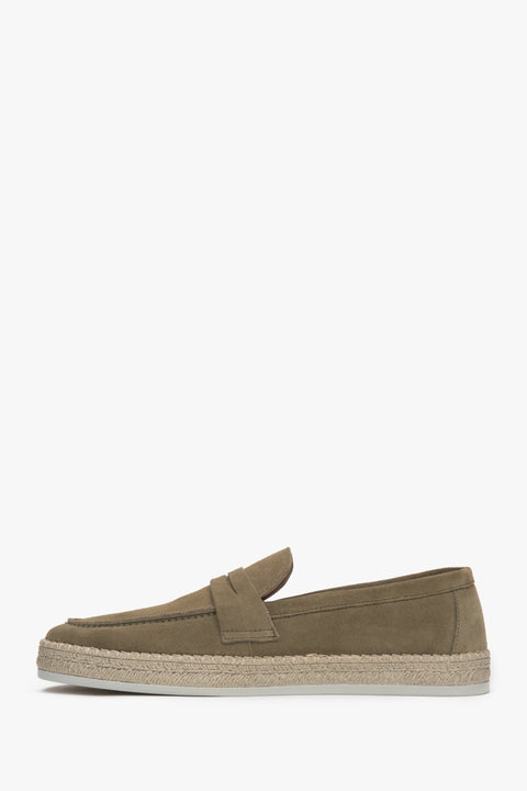 Italienisches Design trifft auf Funktion: Diese Mokassins in Khaki überzeugen durch ihre edlen Materialien und die geflochtene Sohlenverzierung. Estro ER00117030