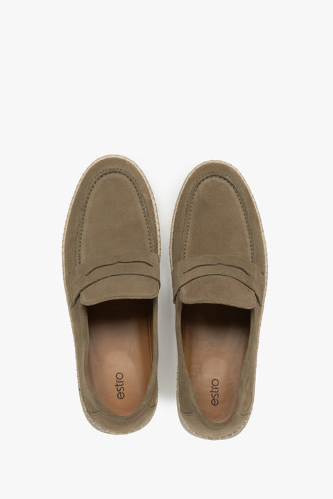 Mit ihrem zeitlosen Look und der hochwertigen Verarbeitung sind diese Mokassins ein Must-have für Ihre Frühlings- und Herbstgarderobe. Estro ER00117030