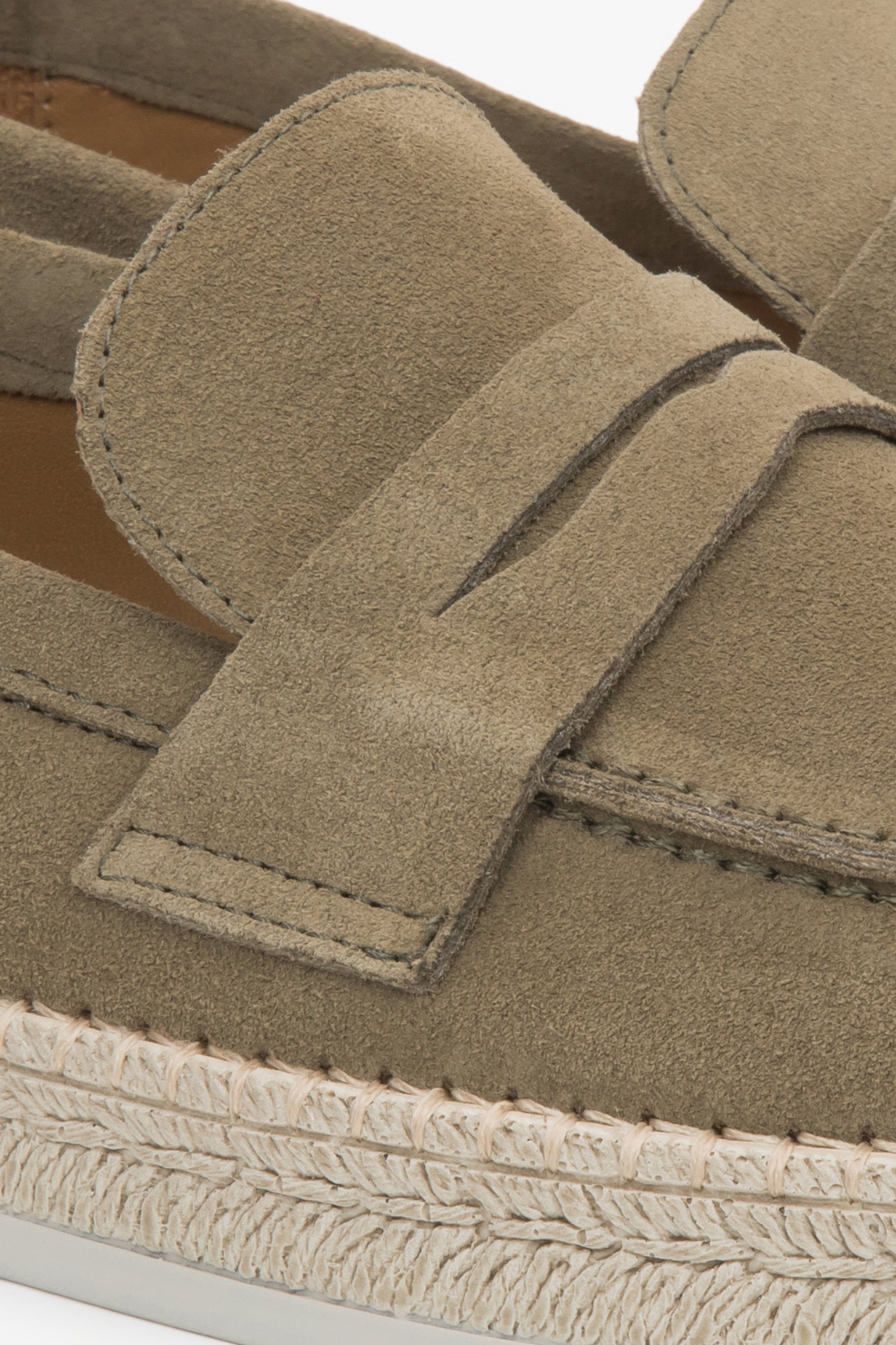 Ob fürs Büro oder die Freizeit: Diese italienischen Velours-Mokassins bieten Stil, Komfort und eine perfekte Passform für jeden Anlass. Estro ER00117030