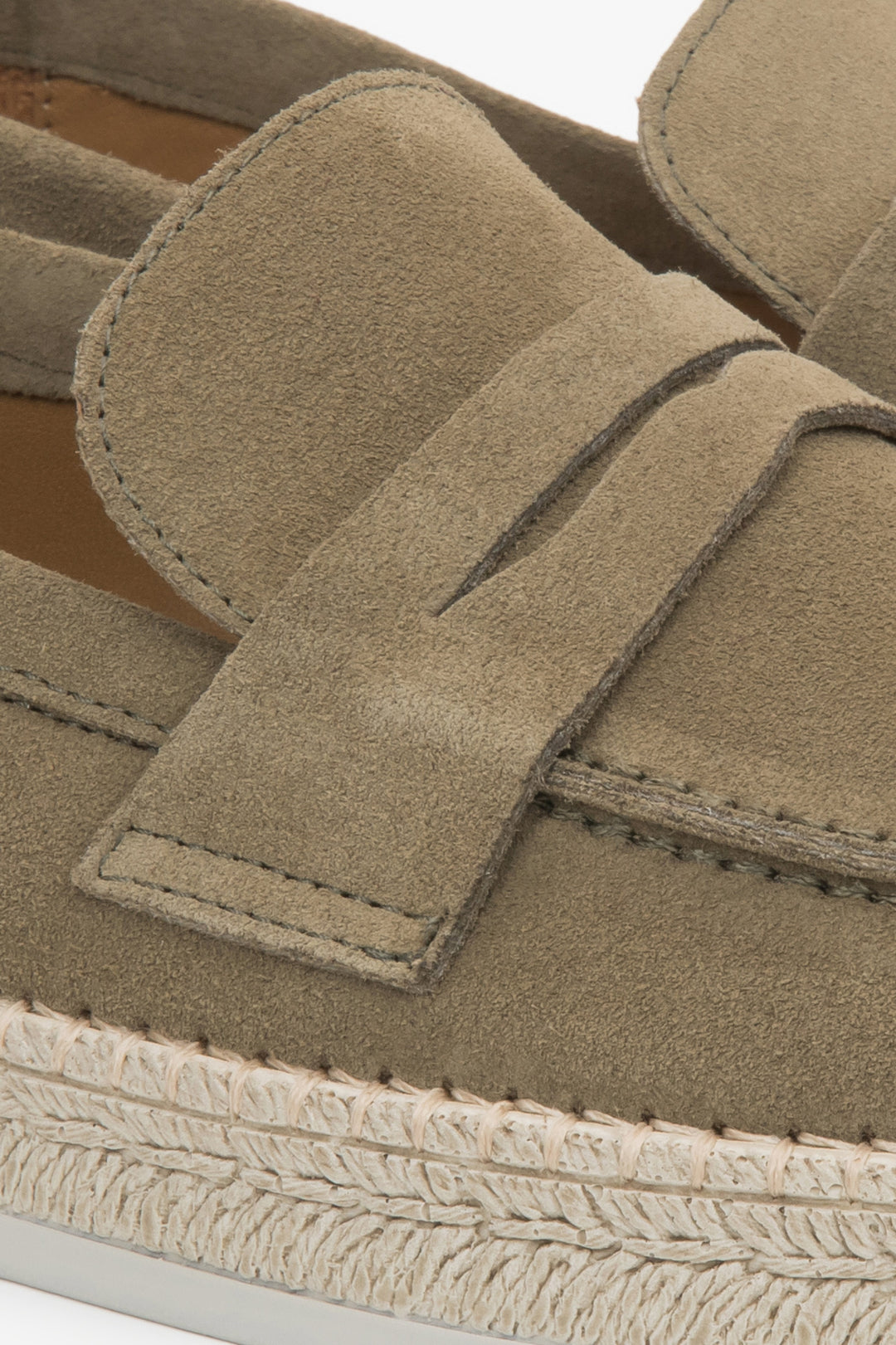 Ob fürs Büro oder die Freizeit: Diese italienischen Velours-Mokassins bieten Stil, Komfort und eine perfekte Passform für jeden Anlass. Estro ER00117030