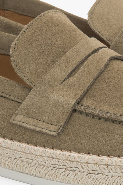 Ob fürs Büro oder die Freizeit: Diese italienischen Velours-Mokassins bieten Stil, Komfort und eine perfekte Passform für jeden Anlass. Estro ER00117030