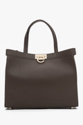 Frontansicht der eleganten mokkafarbenen Damen Tote-Bag aus Leder mit goldenem Verschluss.