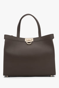 Frontansicht der eleganten mokkafarbenen Damen Tote-Bag aus Leder mit goldenem Verschluss.