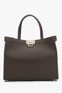 Frontansicht der eleganten mokkafarbenen Damen Tote-Bag aus Leder mit goldenem Verschluss.