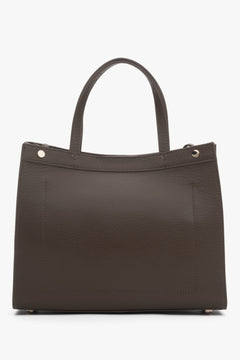 Rückansicht der braunen Estro Handtasche, die die glatte Lederstruktur zeigt.
