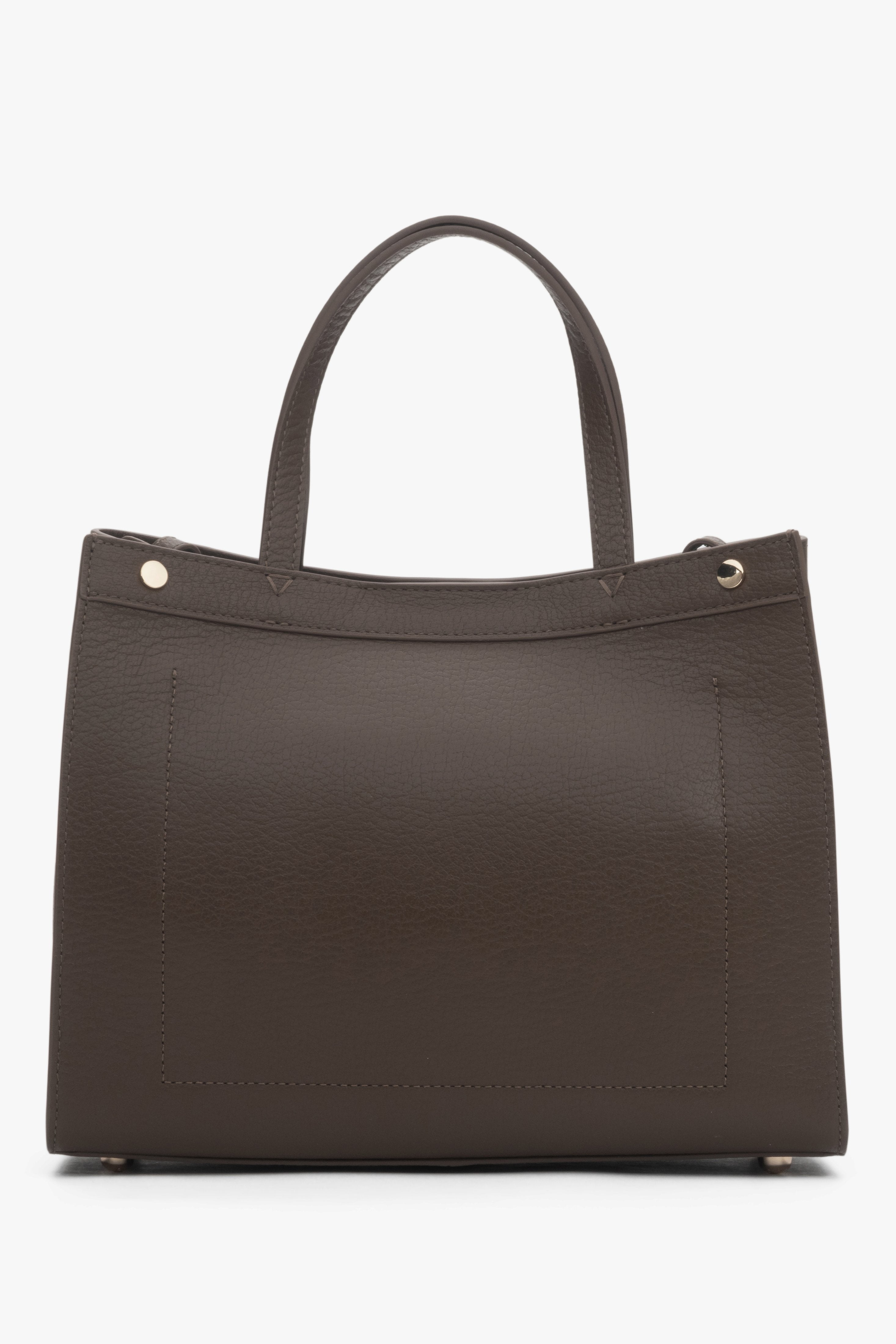 Rückansicht der braunen Estro Handtasche, die die glatte Lederstruktur zeigt.