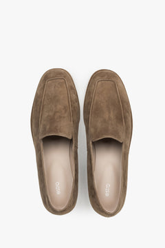 Mokkabraune Damen-Loafer aus Veloursleder von oben als Paar