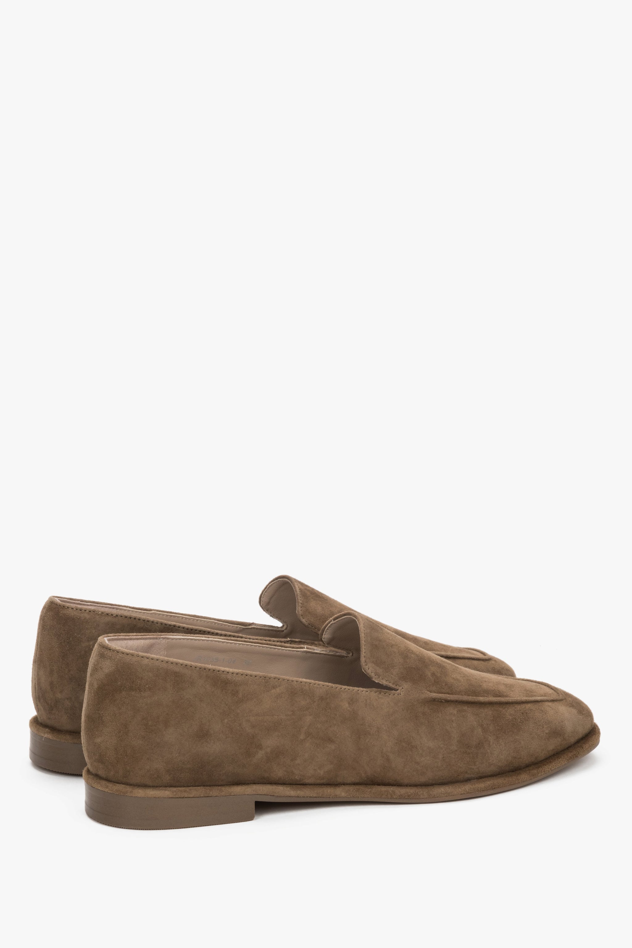 Mokkabraune Damen-Loafer aus natürlichem Veloursleder in seitlicher Detailansicht