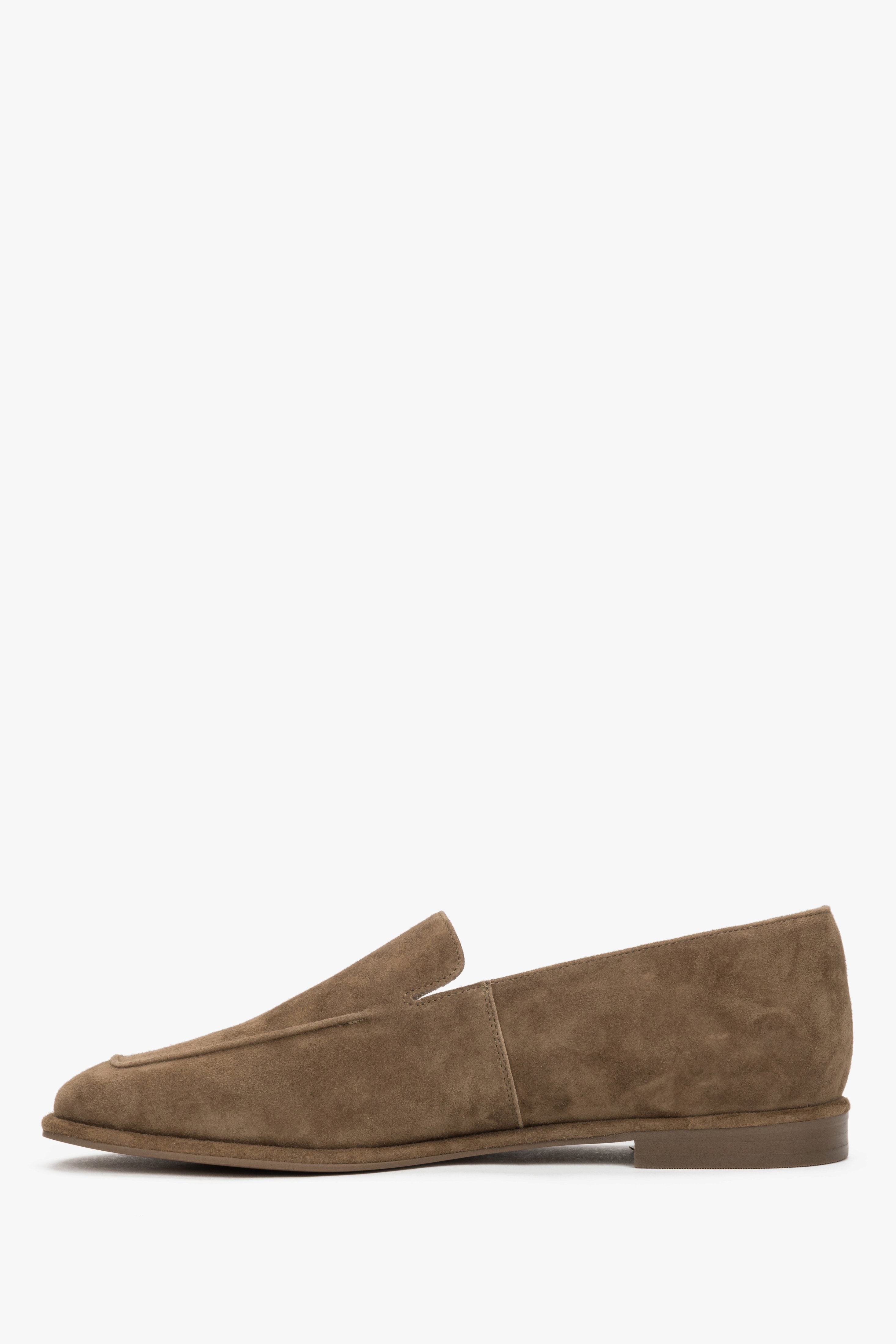 Mokkabraune Damen-Loafer aus natürlichem Veloursleder in Profilansicht