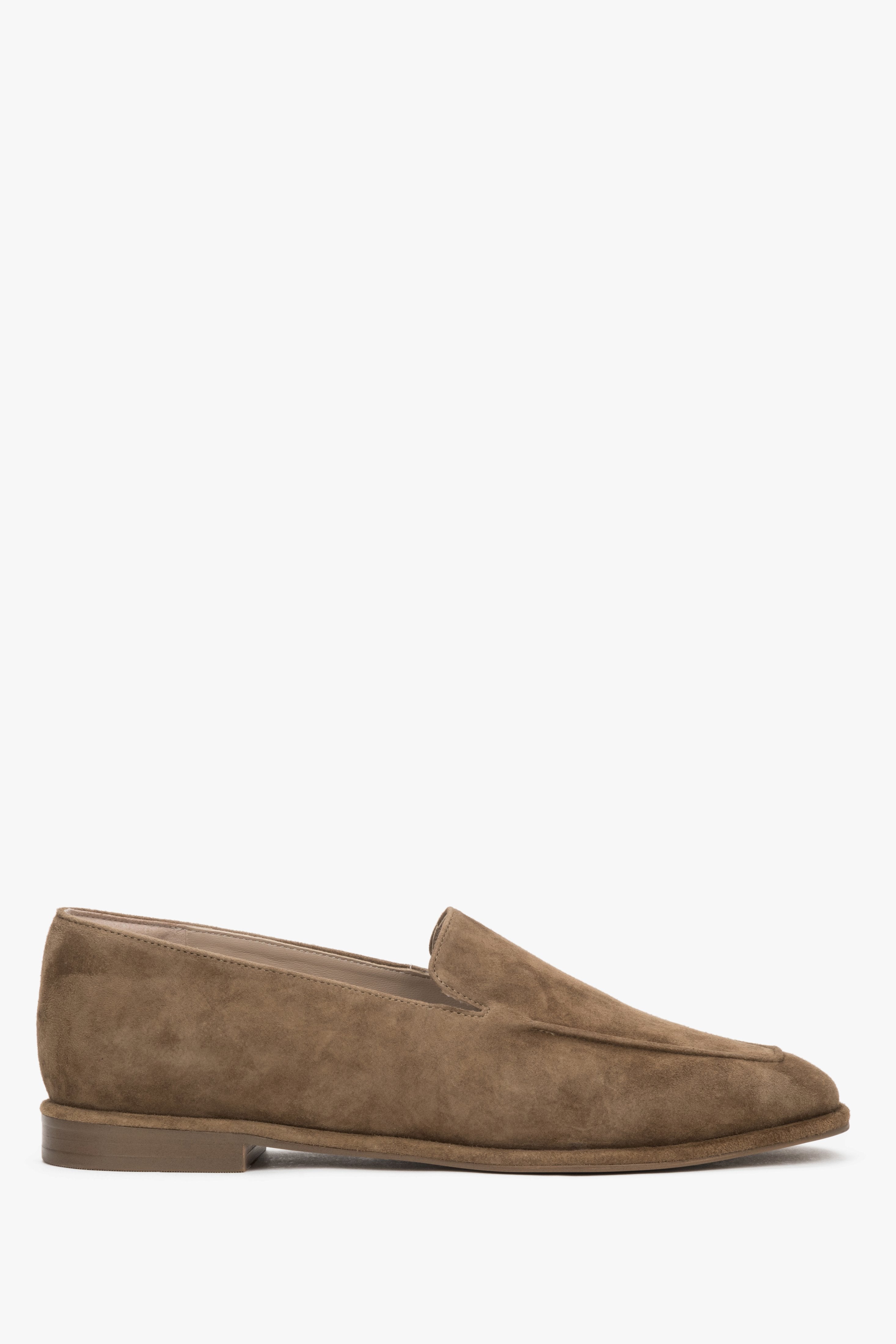 Mokkabraune Damen-Loafer aus natürlichem Veloursleder in Seitenansicht