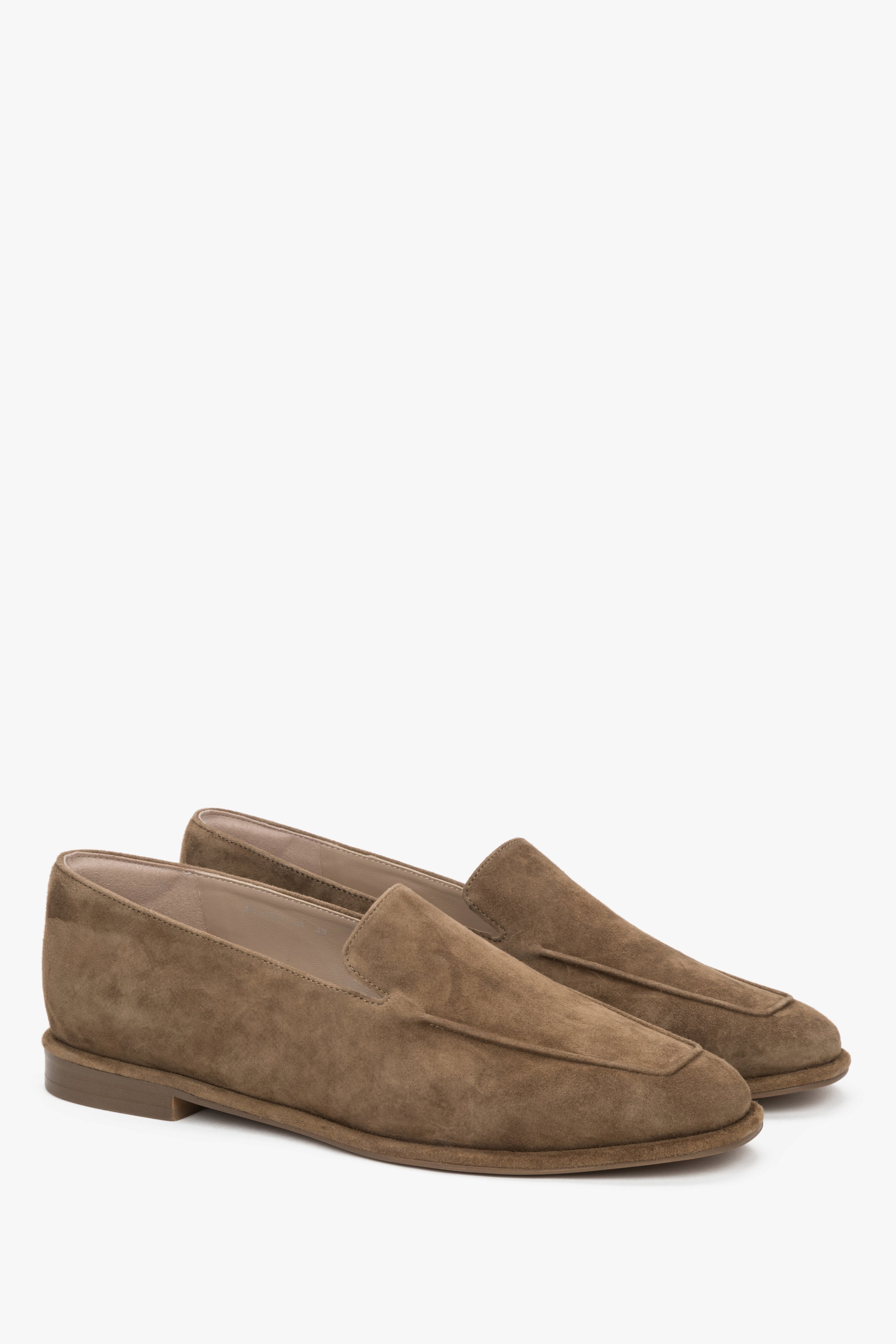 Mokkabraune Damen-Loafer aus Veloursleder in schräger Ansicht als Paar