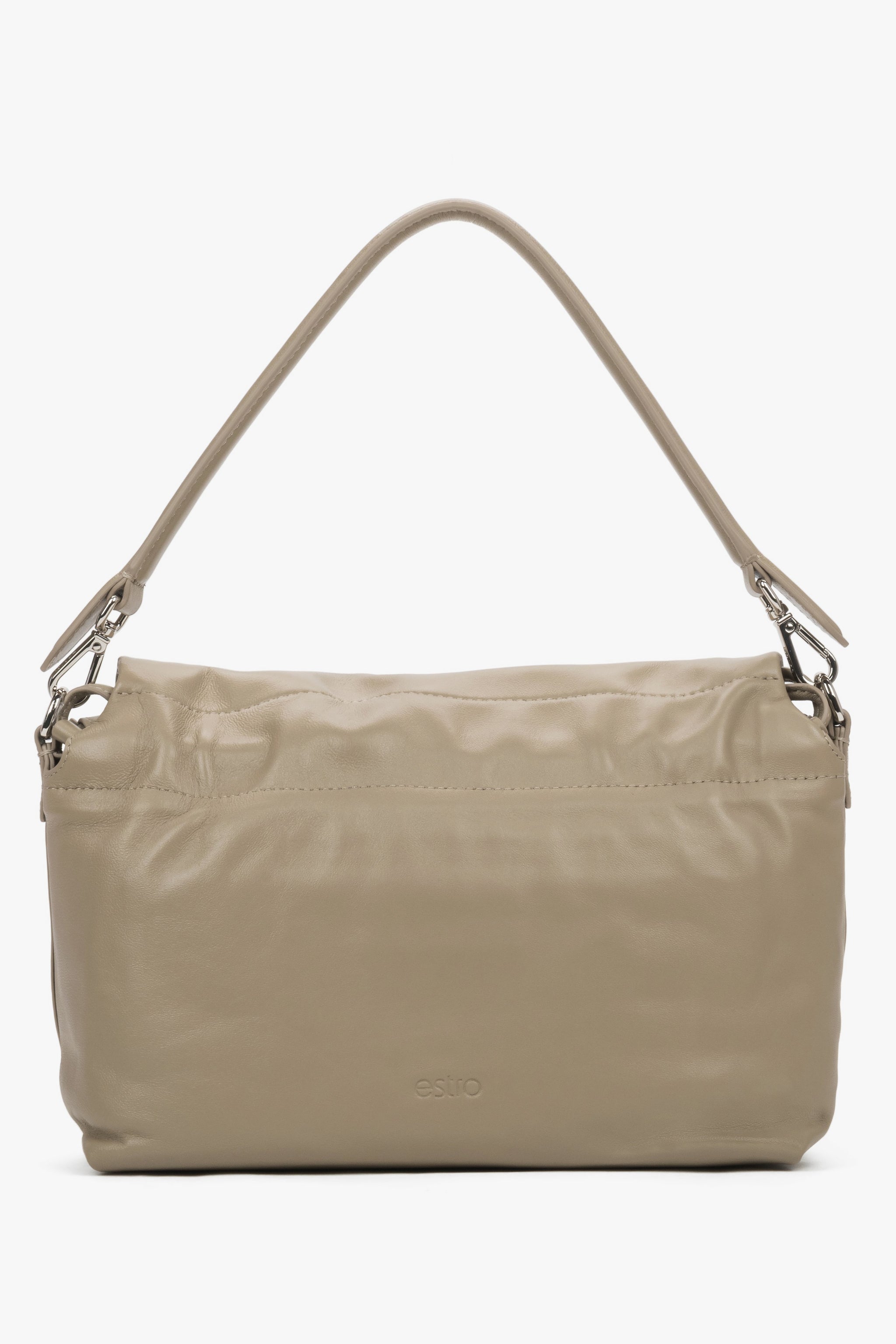 Flache Frontansicht der geschlossenen, beigen Damen-Handtasche in minimalistischem Design 