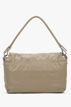 Flache Frontansicht der geschlossenen, beigen Damen-Handtasche in minimalistischem Design 