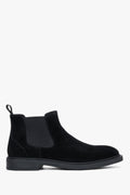 Flaches Seitenprofil des niedrigen schwarzen Herren-Chelsea-Boots aus Veloursleder auf hellem Hintergrund
