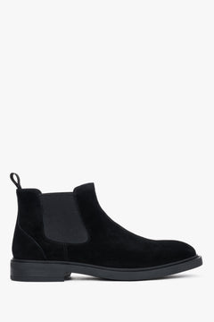 Flaches Seitenprofil des niedrigen schwarzen Herren-Chelsea-Boots aus Veloursleder auf hellem Hintergrund