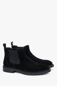 Schräge Frontalansicht des Paares schwarzer Velours-Chelsea-Boots mit Gummisohle