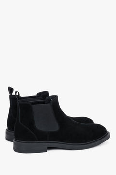 Rückwärtige Schrägansicht des Paares schwarzer Chelsea-Boots mit textilen Zugschlaufen an der Ferse