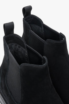 Nahaufnahme der Fersenpartie und des seitlichen Stretcheinsatzes am schwarzen Chelsea-Boot