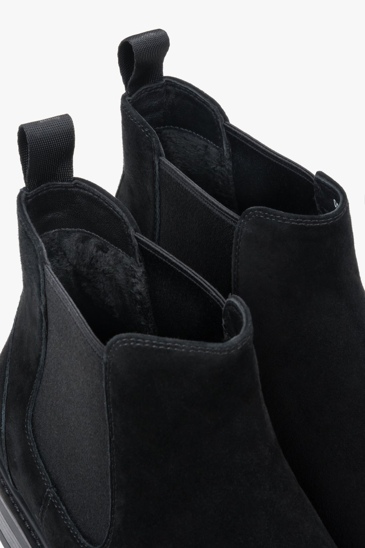 Nahaufnahme der Fersenpartie und des seitlichen Stretcheinsatzes am schwarzen Chelsea-Boot