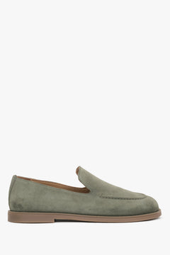 Olivgrüne Damen Barefoot-Mokassins aus italienischem Premium-Velours. Seitenansicht.