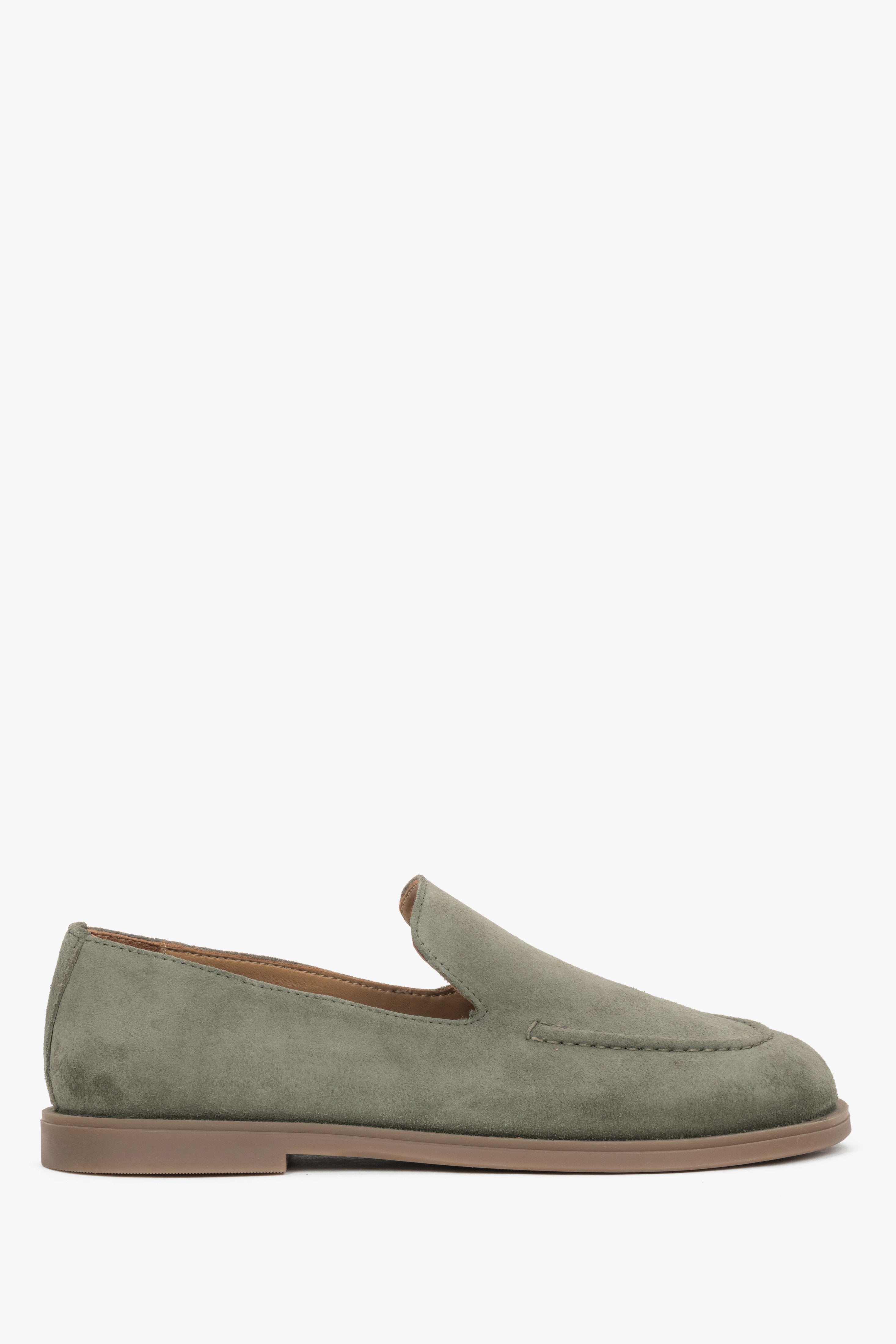 Olivgrüne Damen Barefoot-Mokassins aus italienischem Premium-Velours. Seitenansicht.