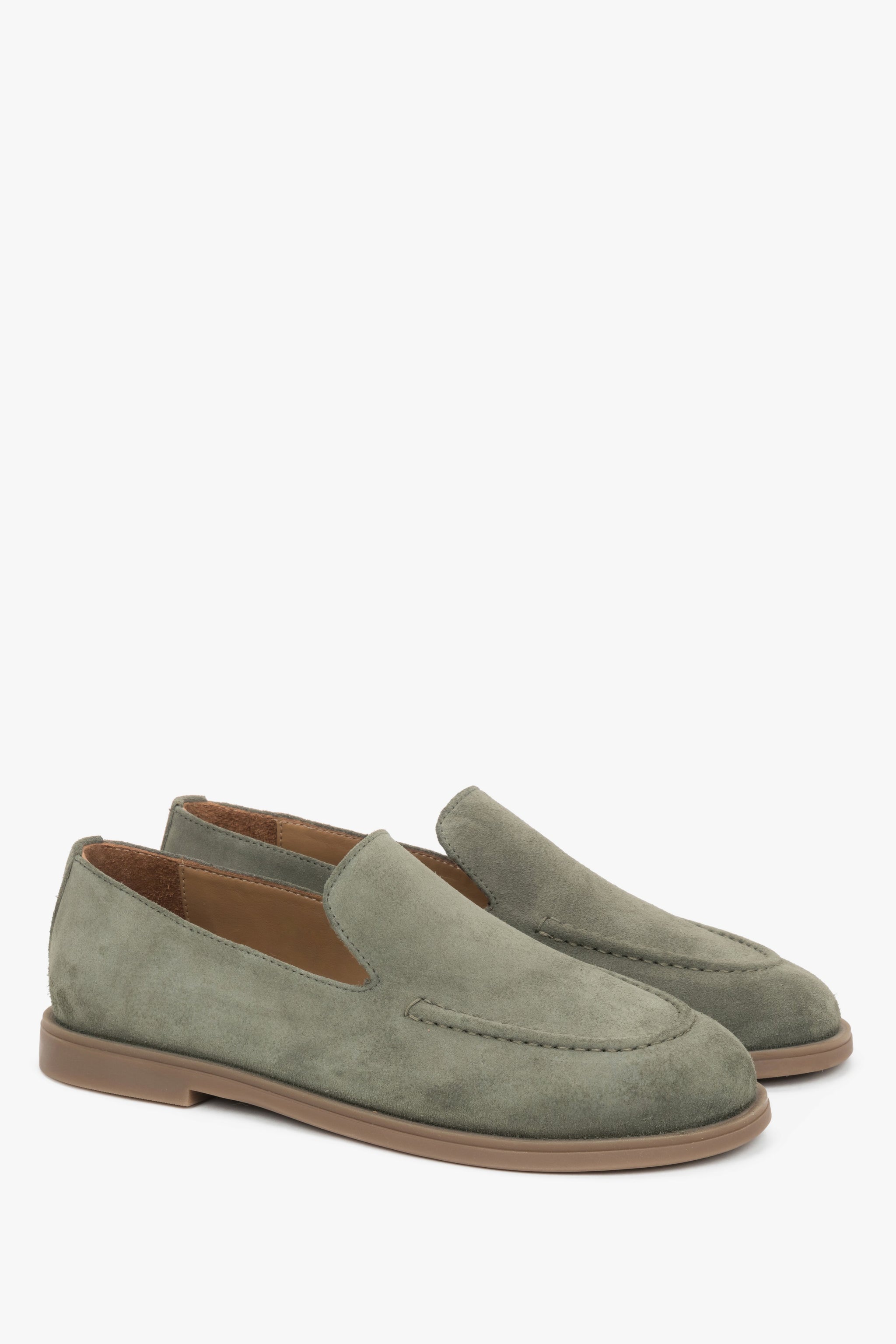 Olivgrüne Damen Barefoot-Mokassins aus italienischem Premium-Velours. Seitliche Rückansicht.