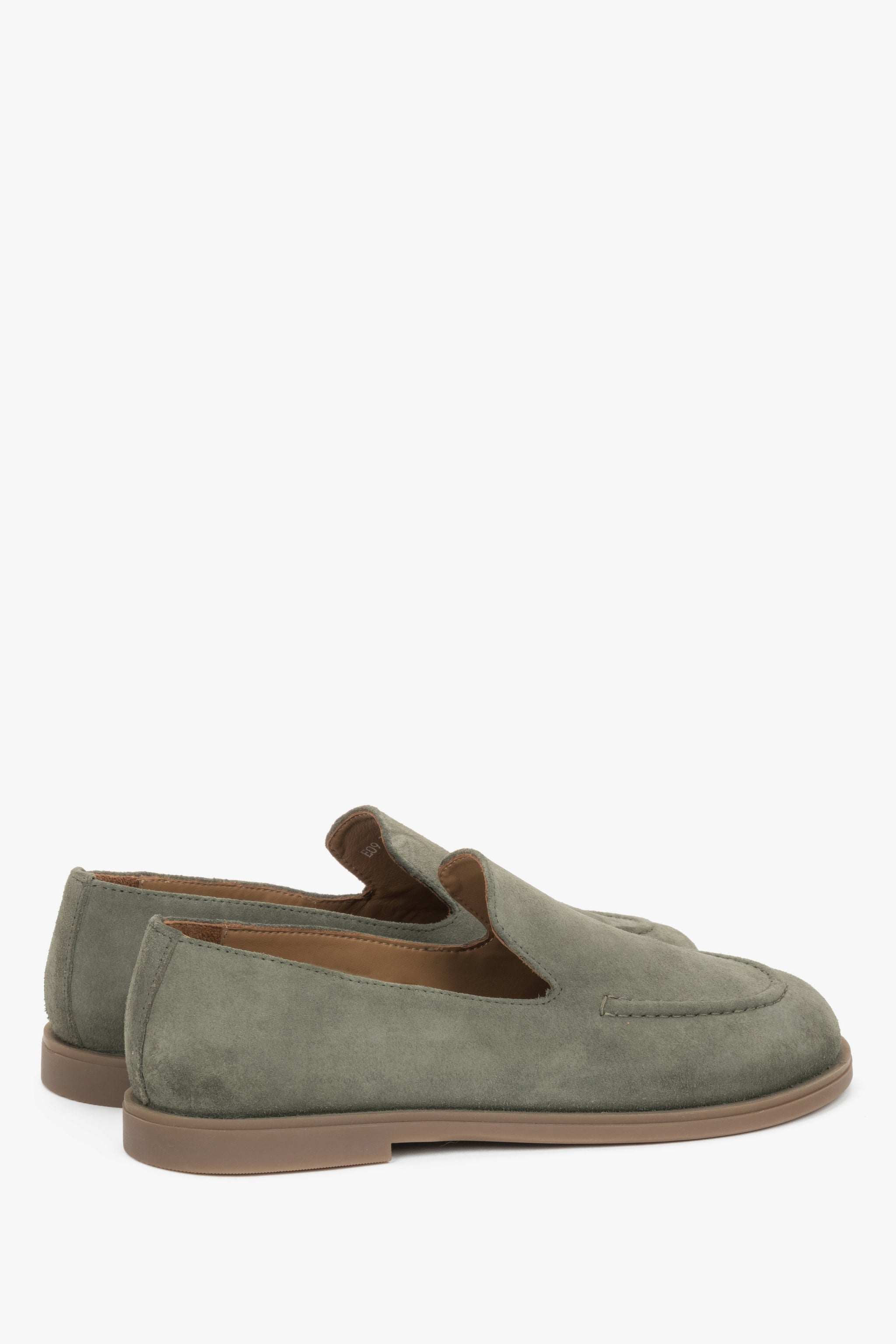 Olivgrüne Damen Barefoot-Mokassins aus italienischem Premium-Velours. Seitliche Rückansicht.