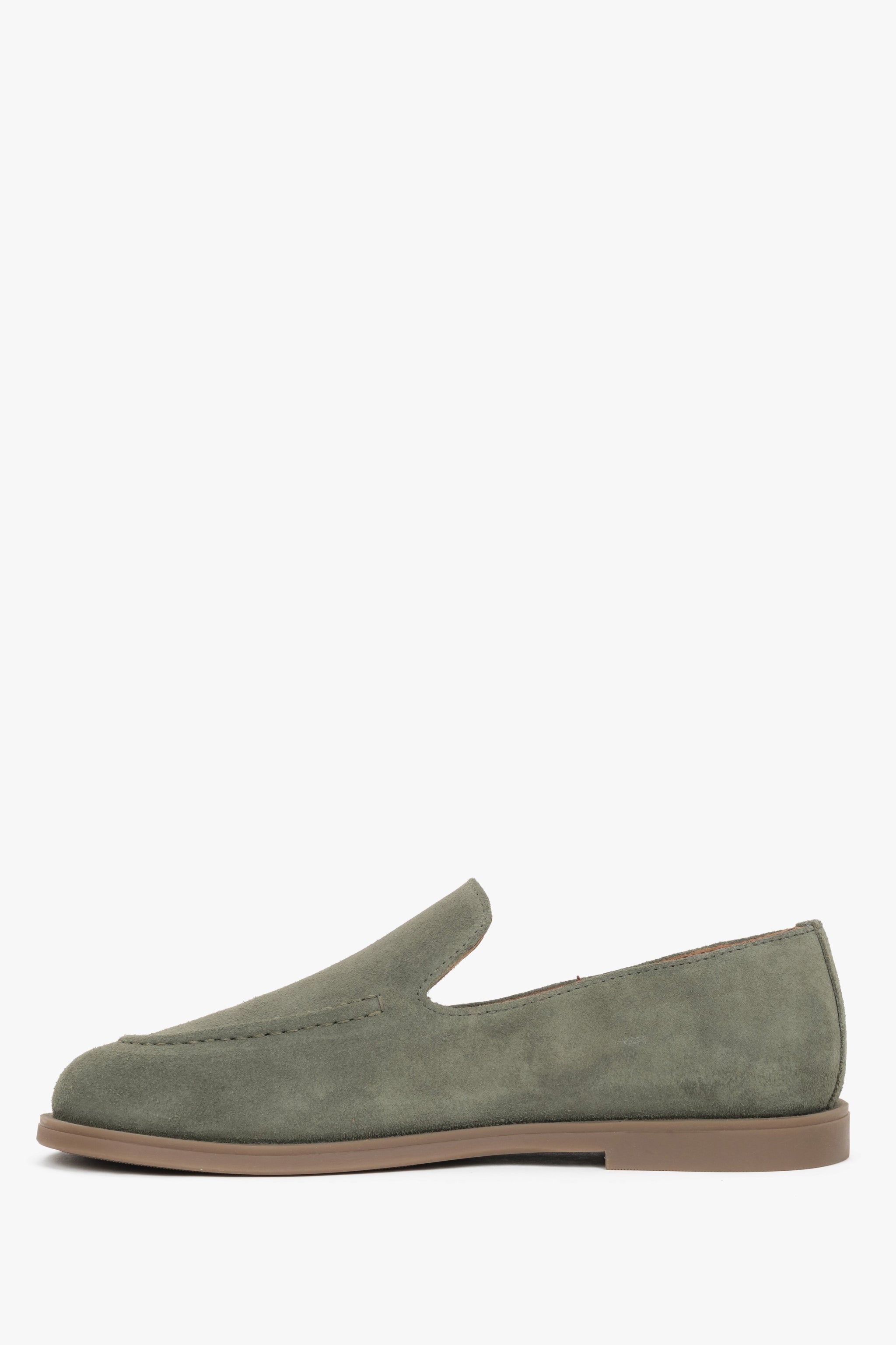 Olivgrüne Damen Barefoot-Mokassins aus italienischem Premium-Velours. Seitenansicht.