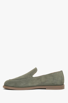 Olivgrüne Damen Barefoot-Mokassins aus italienischem Premium-Velours. Seitenansicht.