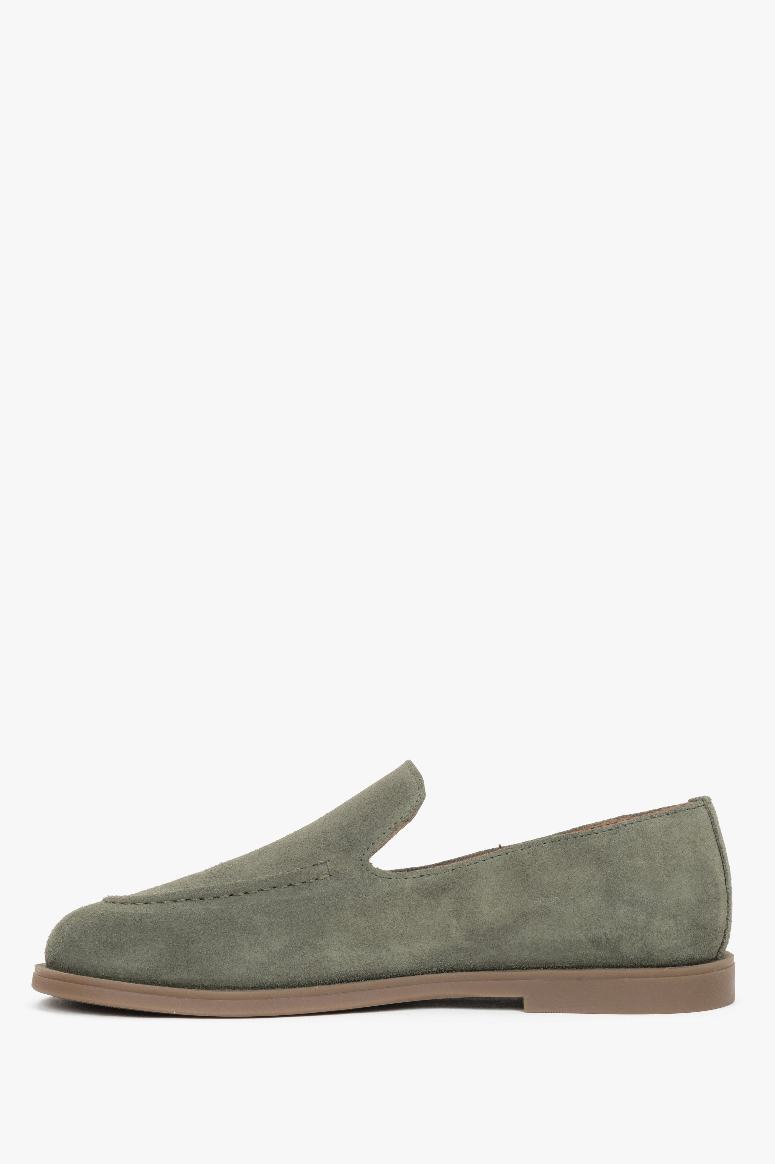 Olivgrüne Damen Barefoot-Mokassins aus italienischem Premium-Velours. Seitenansicht.