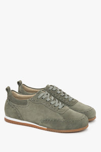 Schräge Seitenansicht der olivgrünen Damen-Barefoot-Sneaker aus Premium-Velours.