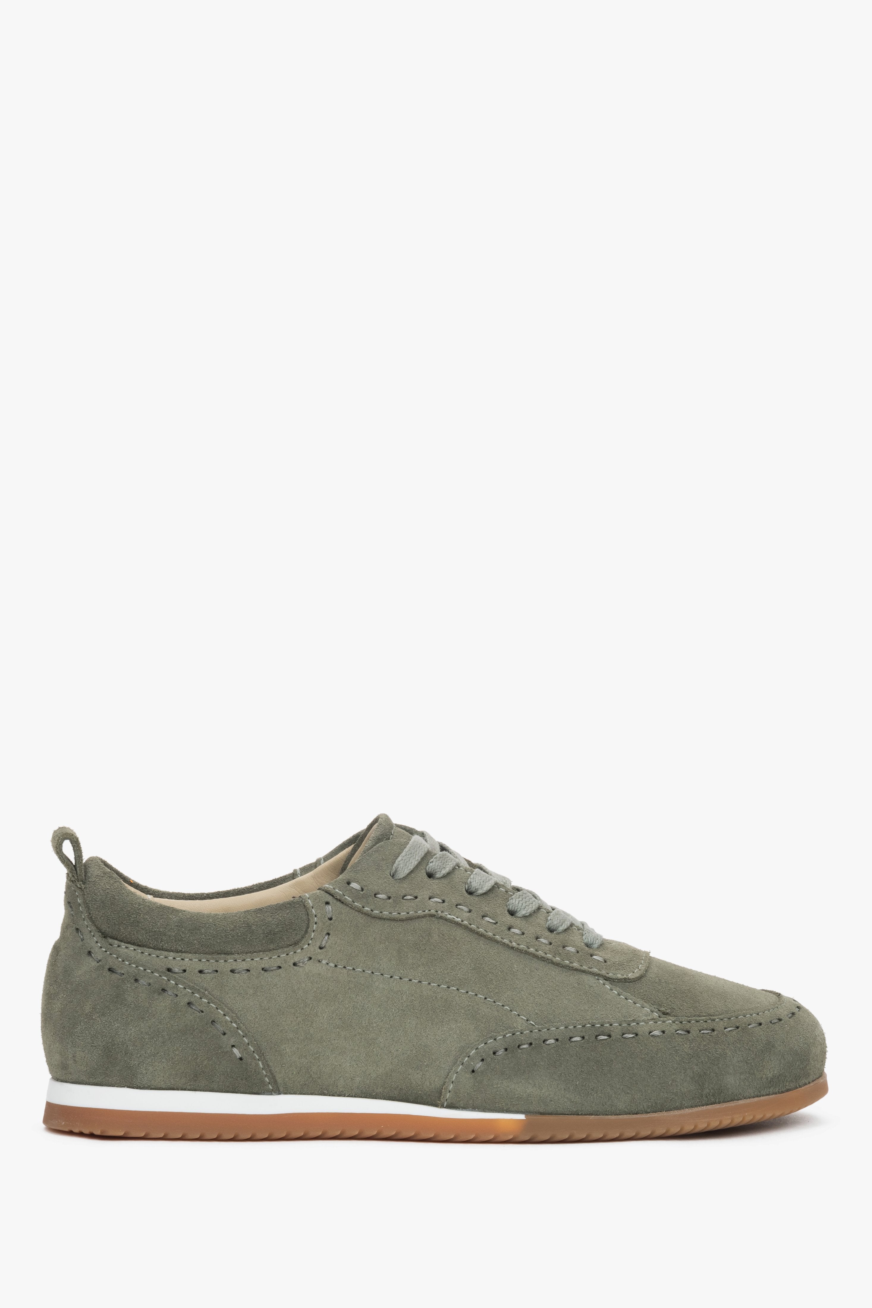 Flaches Seitenprofil der olivgrünen Velours-Sneaker im Barefoot-Design.