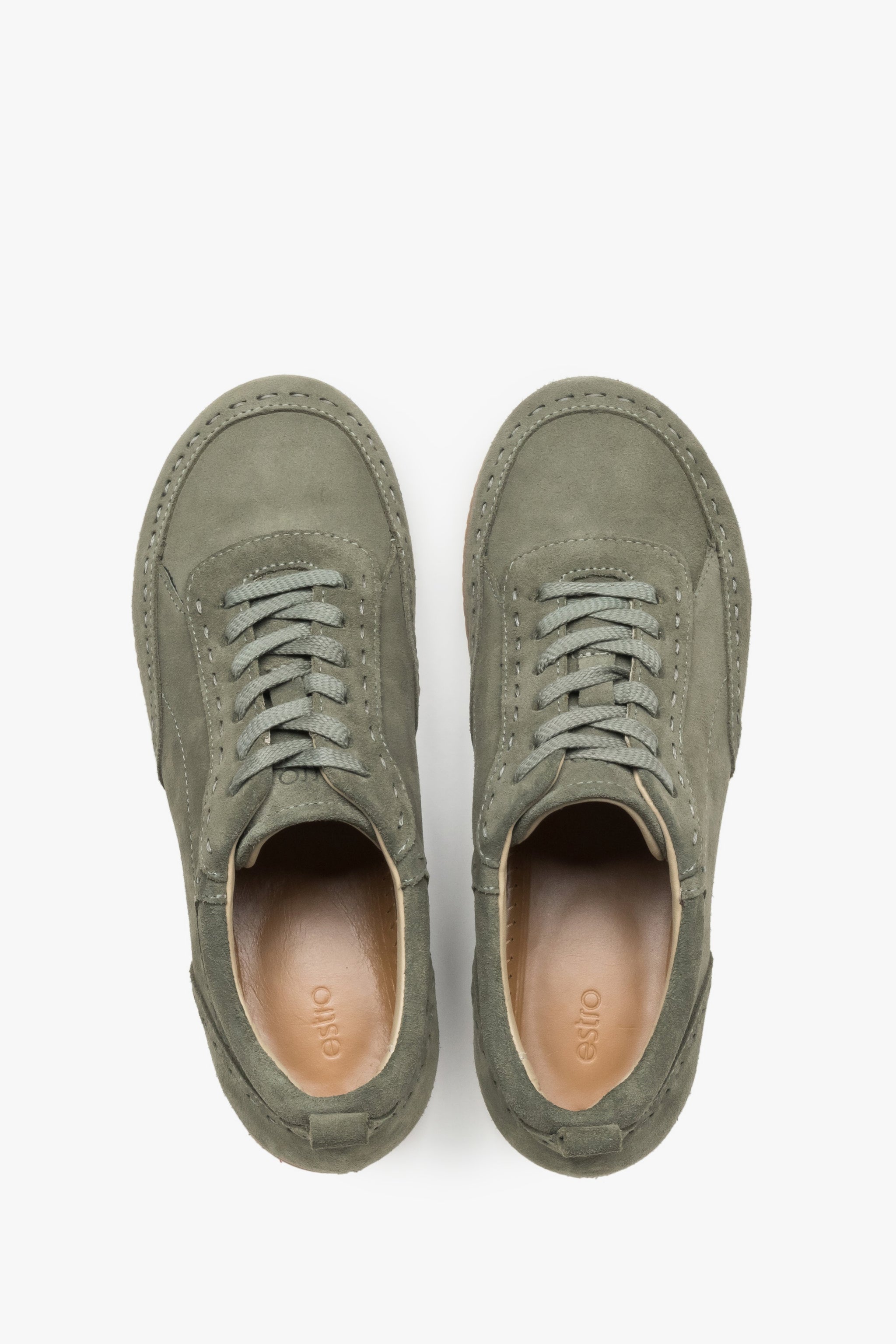 Draufsicht auf das Paar olivgrüner Barefoot-Sneaker mit Perforationen.