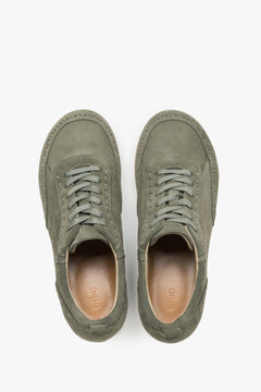 Draufsicht auf das Paar olivgrüner Barefoot-Sneaker mit Perforationen.