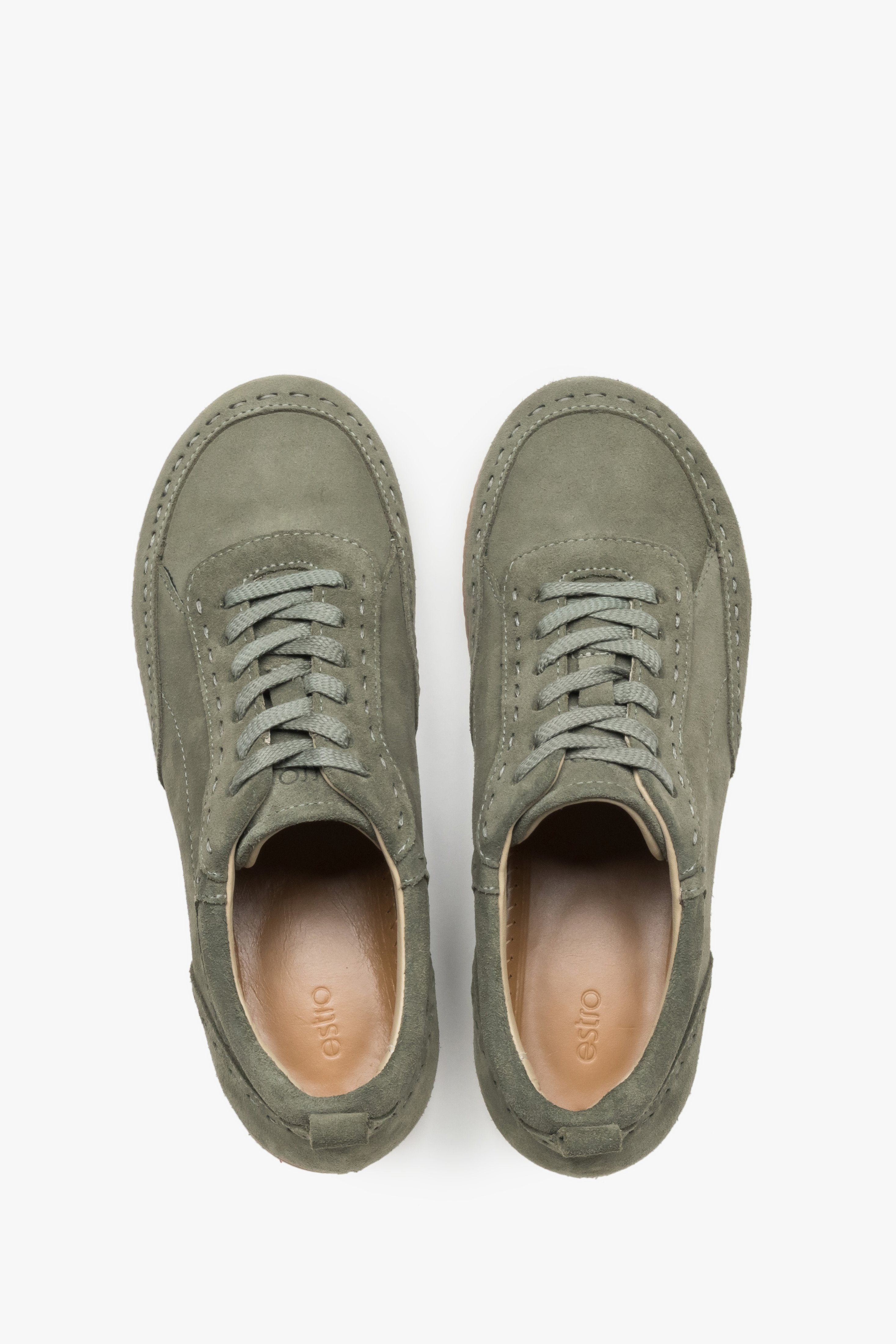 Draufsicht auf das Paar olivgrüner Barefoot-Sneaker mit Perforationen.