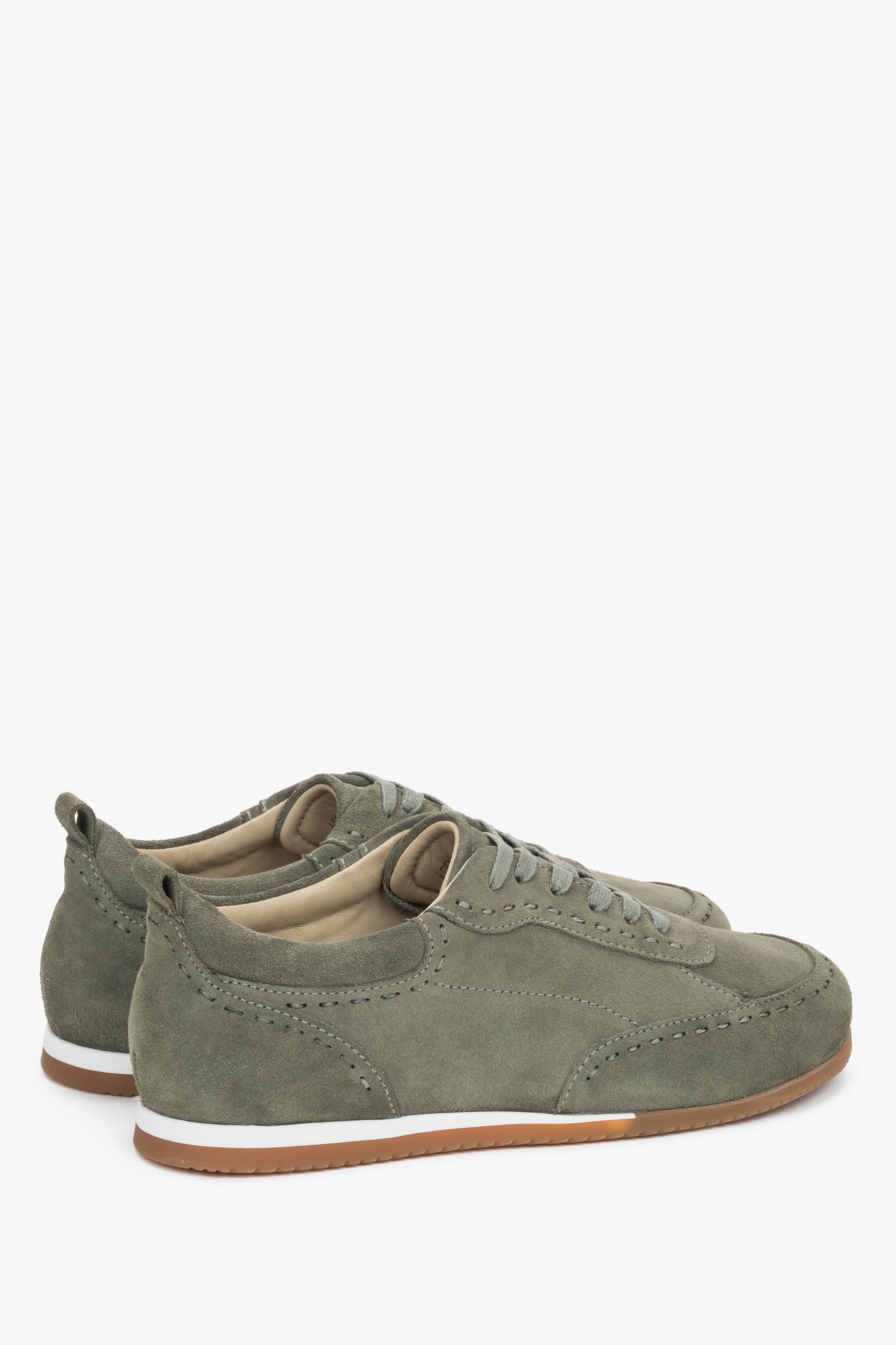Rückansicht der flachen olivgrünen Damen-Sneaker mit weißer TR-Sohle.