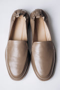 Olivgrüne Damen-Loafer aus echtem Leder von oben mit weicher Fersenkappe