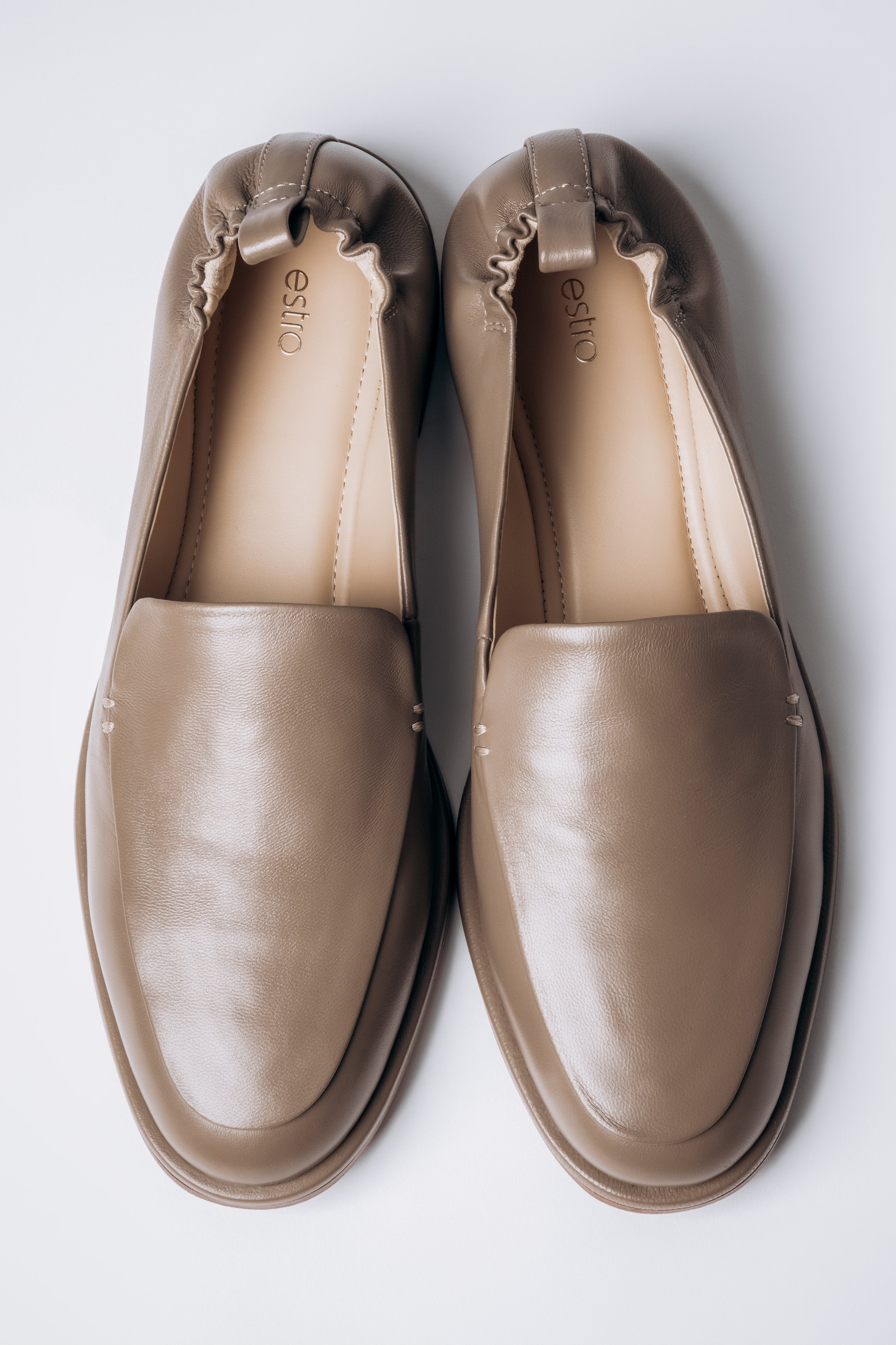 Olivgrüne Damen-Loafer aus echtem Leder von oben mit weicher Fersenkappe