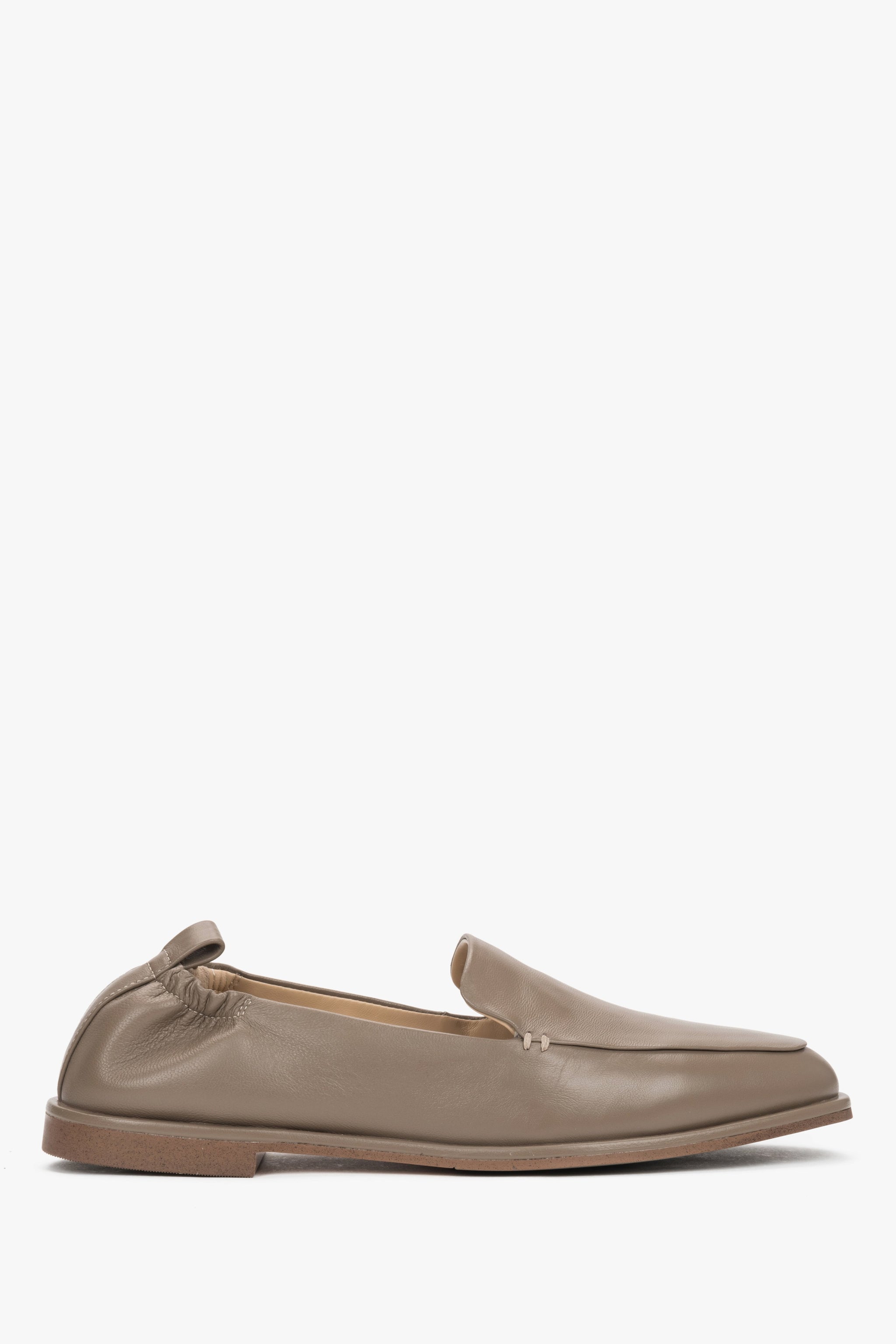Olivgrüne Damen-Loafer aus Leder in seitlicher Ansicht