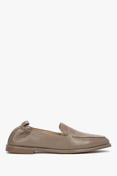 Olivgrüne Damen-Loafer aus Leder in seitlicher Ansicht