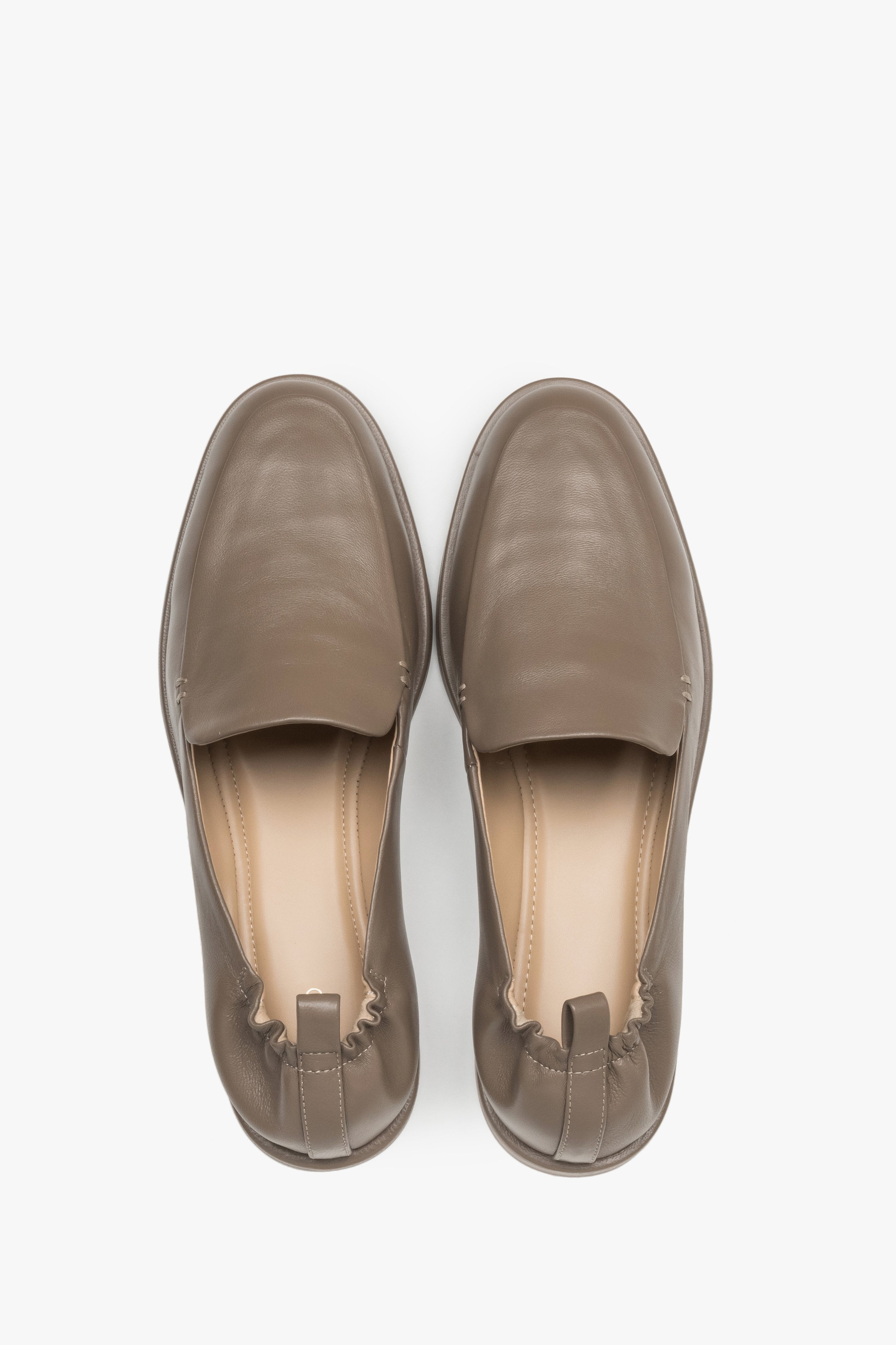 Olivgrüne Damen-Loafer aus Leder von oben als Paar mit Chevreau-Lederdecksohle