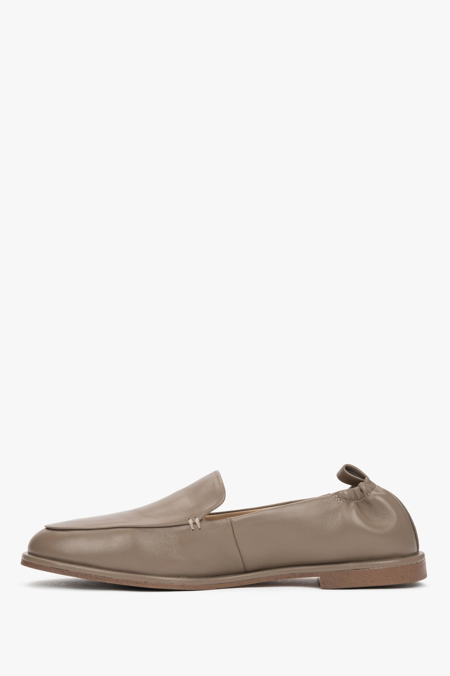 Olivgrüner Damen-Loafer aus echtem Leder in flacher Seitenansicht