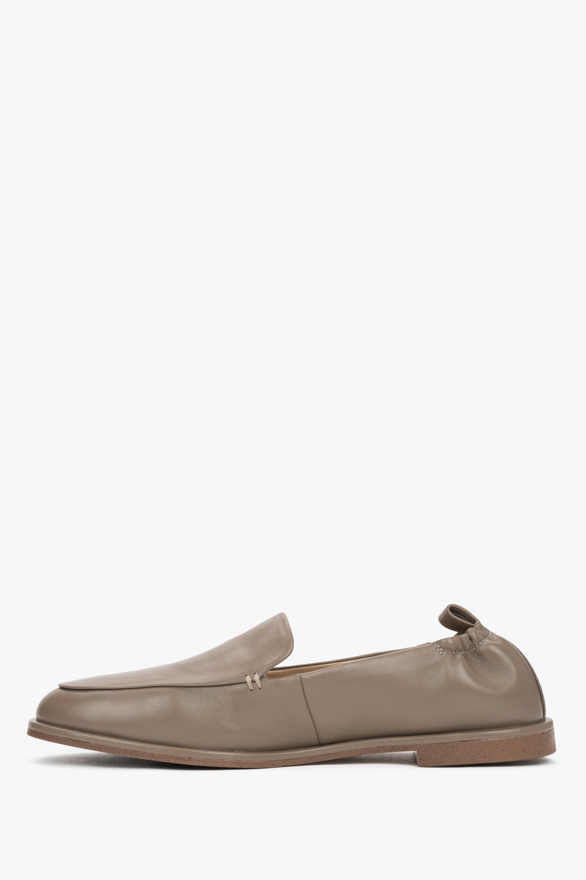 Olivgrüner Damen-Loafer aus echtem Leder in flacher Seitenansicht