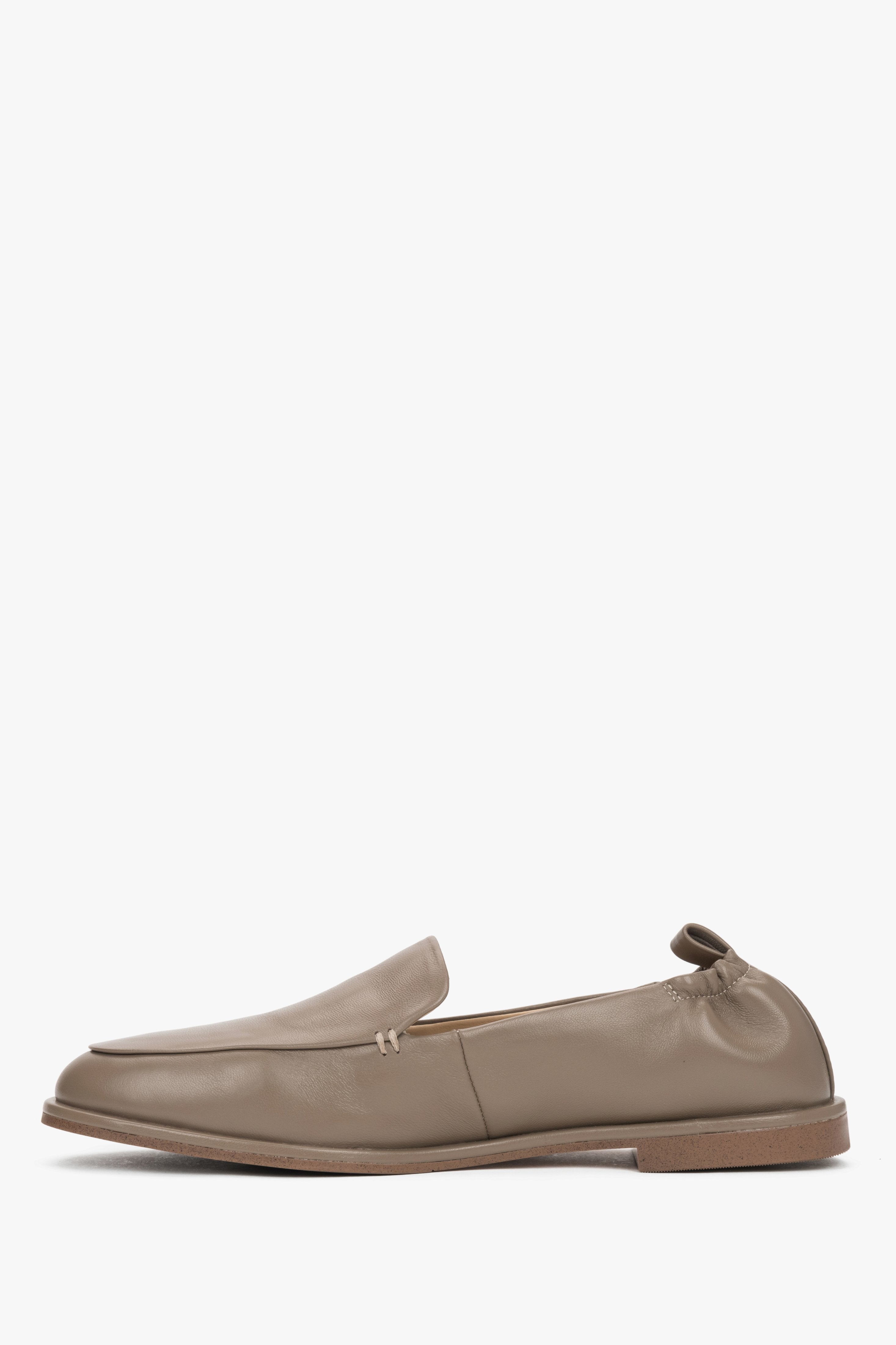Olivgrüner Damen-Loafer aus echtem Leder in flacher Seitenansicht