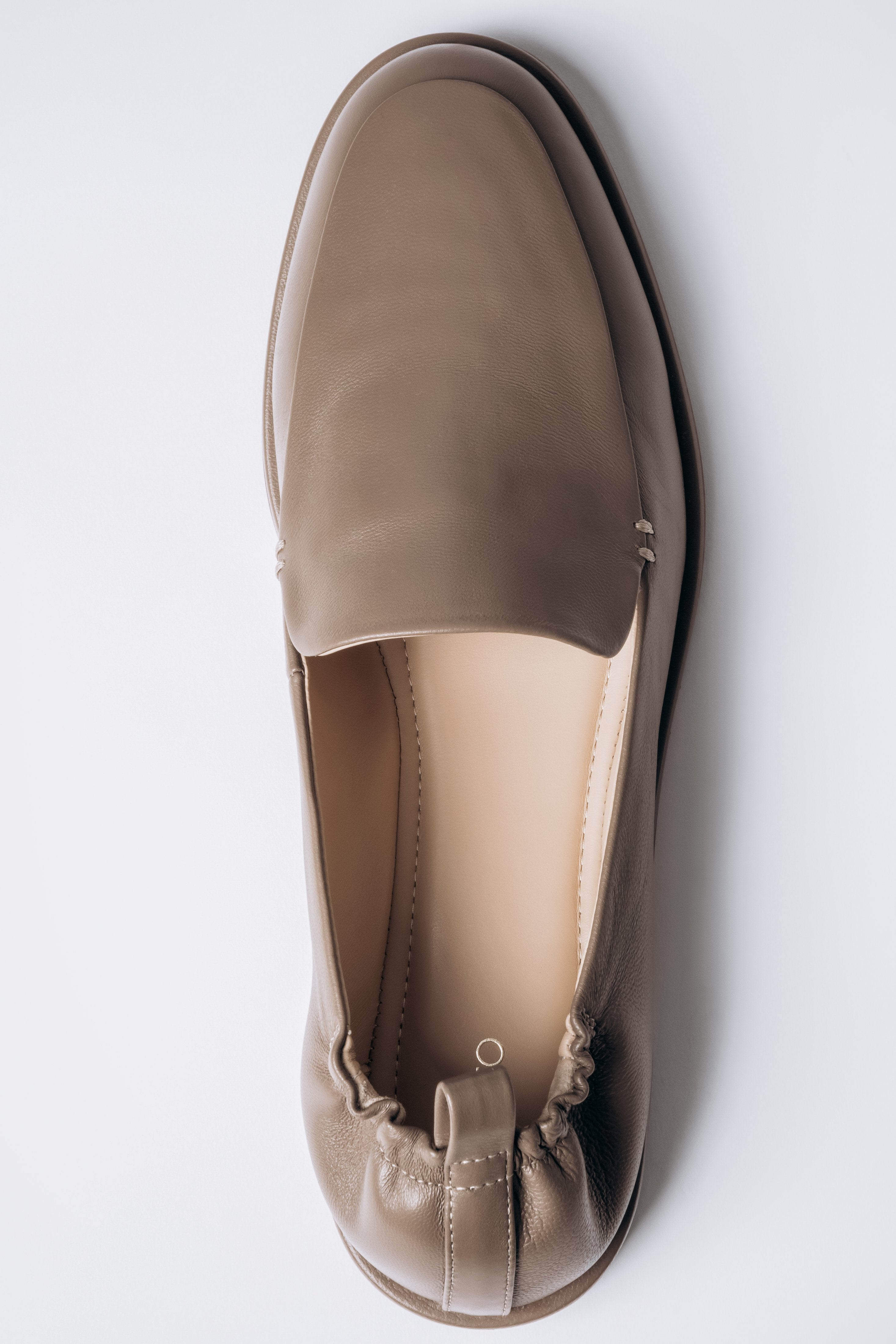 Olivgrüner Damen-Loafer aus Leder von oben mit geraffter Fersenkappe