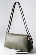Schrägansicht der olivgrünen, länglichen Damen-Schultertasche aus genarbtem italienischem Echtleder mit langem Riemen 