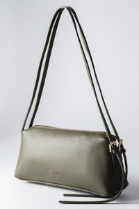 Schrägansicht der olivgrünen, länglichen Damen-Schultertasche aus genarbtem italienischem Echtleder mit langem Riemen 